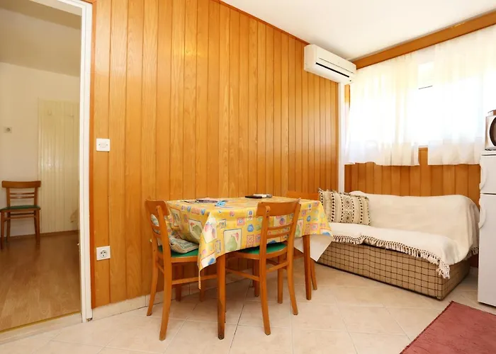 Apartments And Rooms By The Sea Lumbarda, Korcula - 9305 Guest house
