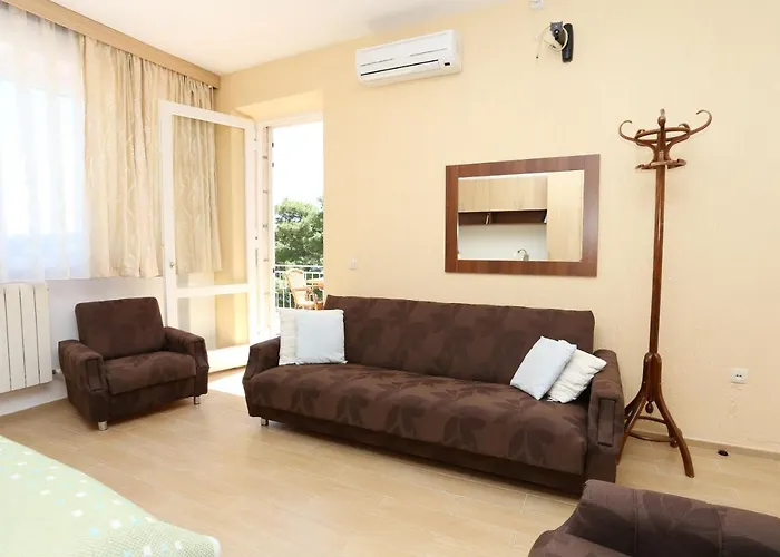 Apartments And Rooms By The Sea Lumbarda, Korcula - 9305 Guest house